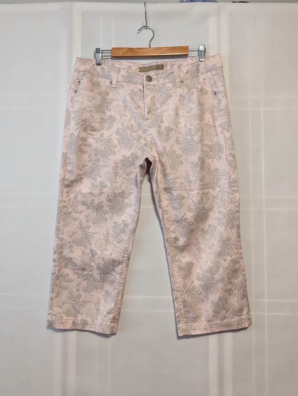 Liverpool Women's light pink cropped trousers feature an intricate gray floral